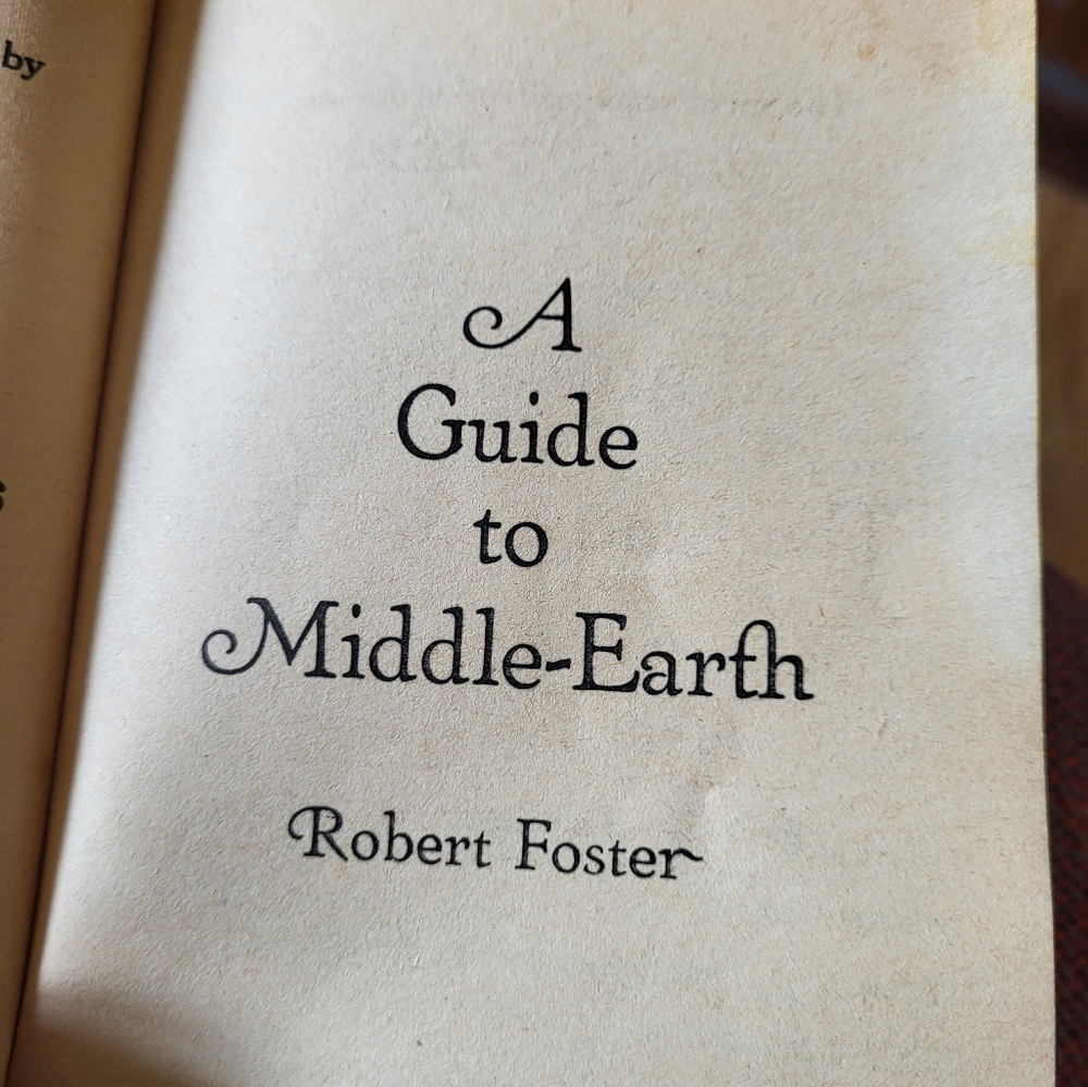 A Guide To Middle Earth - Paperback Copywrite 1971 - Picture 2 of 7